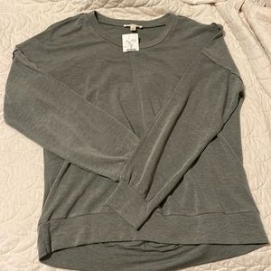 Long sleeve shirt with cut out in the back.